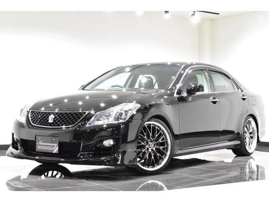 Un bon prix. Toyota Crown 2.5 Sports Navigation Package Nouveaux revêtements de siège en cuir noir / Nouvelle capacité du réservoir d'eau pour la voiture / Nouveaux pneus et jantes de 20 pouces / Nouvelle aérodynamique / Nouveaux feux antibrouillard à LED en ligne